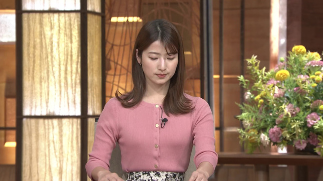 安藤萌々アナ　ニットで胸元強調！！【GIF動画あり】