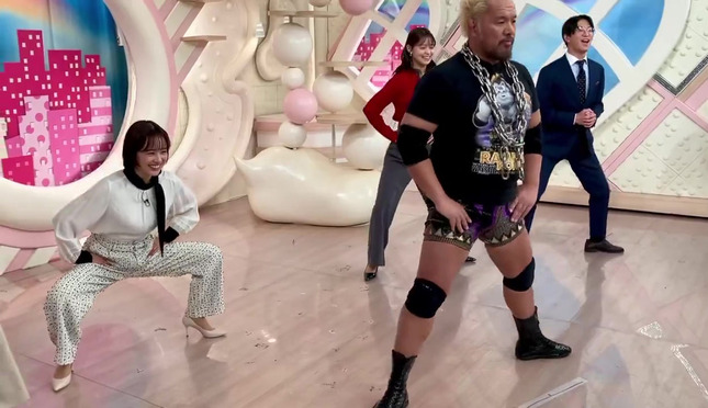 河出奈都美アナ　巨乳 ＆ 大股開きスクワット！！【GIF動画あり】