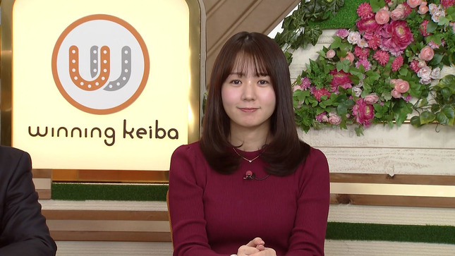 冨田有紀アナ　ニットで胸元強調！！