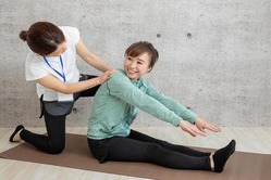 【動画】女の子柔らかすぎる　お相撲さんもビックリ