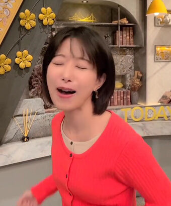 海老原優香アナ　赤いニットで胸元強調！！【GIF動画あり】