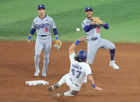 【韓国報道】「幸せだ」優勝指輪を米国でもらったLAドジャースのキム・ヘソンは、ファンに感謝の言葉を伝えた