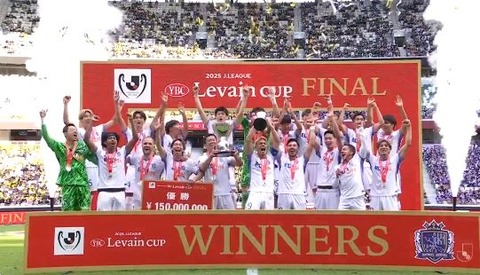 「みんなで 勝ち取ったぞ❕」サンフレッチェ広島 3年ぶりルヴァン杯優勝‼MF東俊希のスーパーフリーキック弾などセットプレーで3得点!柏の追撃を1点に抑え2度目のカップ戦制覇