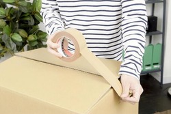 【画像】引っ越し屋さん「先月は二十日間残業もして頑張ったし手取り15万くらいあるやろなぁ」→結果…