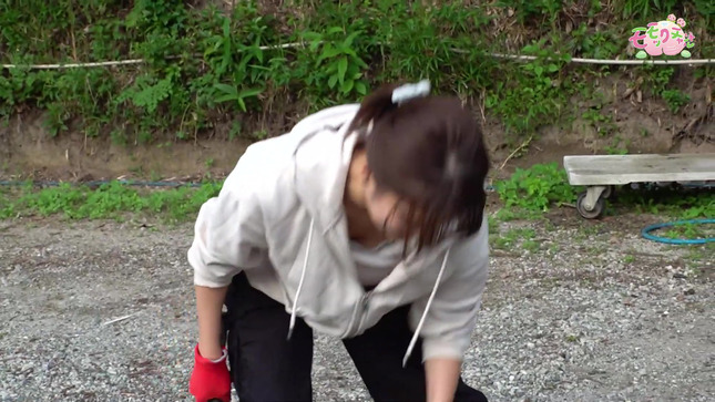 岡田桃佳アナ　薪割りをして胸チラ、谷間チラ、巨乳が揺れる！！【GIF動画あり】