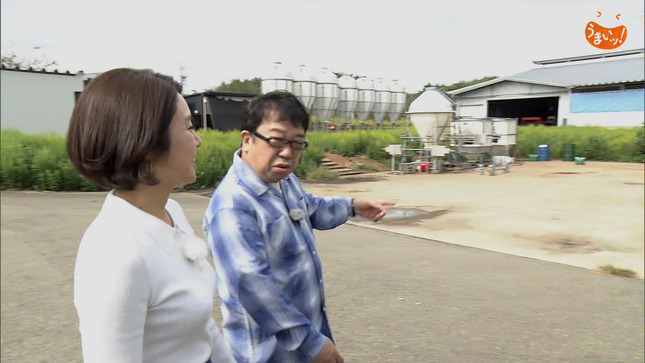 塚原愛アナ　ロケでニットの横乳がくっきり！！