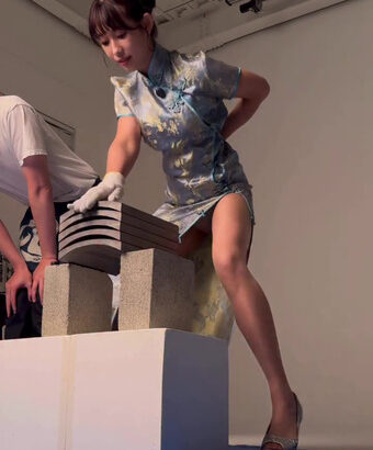 「セント・フォース」の女子アナさん　瓦割りでパンチラ！！【GIF動画あり】