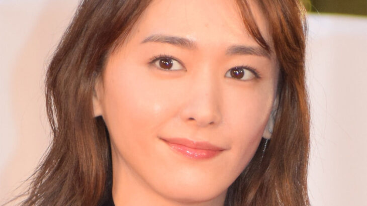 【レア？】新垣結衣さんの「ある近影」よりも気になる人がいることに