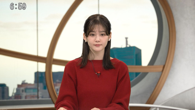 中原みなみアナ　赤ニットとジャケットの下の豊乳！！