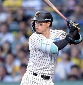 佐藤輝明、もっと守備で評価上げないと村上と同じような契約になりそう