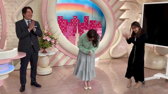 刈川くるみアナ　放送終了後に谷間がチラ見え！！【GIF動画あり】