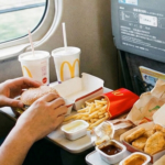 【マナー】新幹線でマックを食べるのはマナー違反！？「常識がない」4.5万いいね超え…『匂いテロ』vs『個人の自由』の大論争