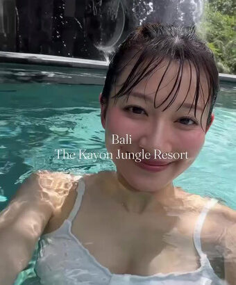 山本里菜アナ　ビキニで泳いで谷間を公開！！【GIF動画あり】