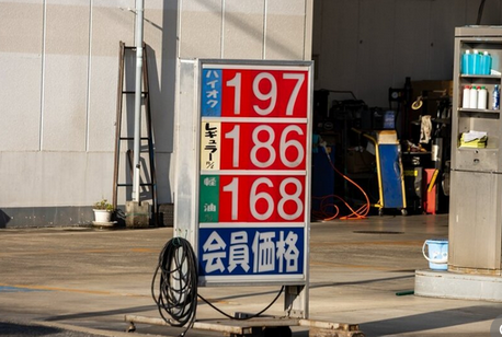 【超朗報】2025年12月末「ガソリン暫定税率廃止」へ！「普通車」なら満タン給油で1回あたり1250円の負担減に