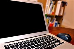 【疑問】スタバでPCを開く時はMacじゃないと恥ずかしいってマジなの？