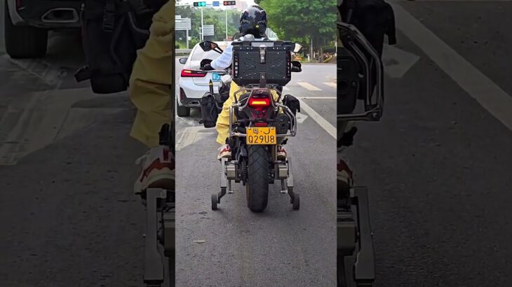 【動画】中国のチビ女さん、大型バイクに補助輪を付けて街の笑いものになる