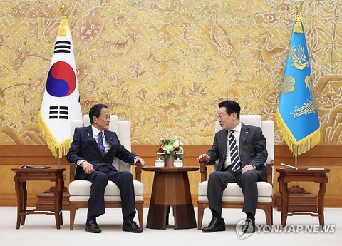 【聯合ニュース】 韓国・李大統領　麻生氏と面会＝「互いに役立つ関係へ」