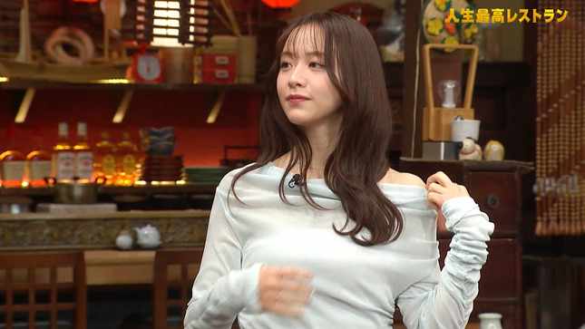 森香澄アナ　うっすらと透けたセクシー衣装の胸元！！