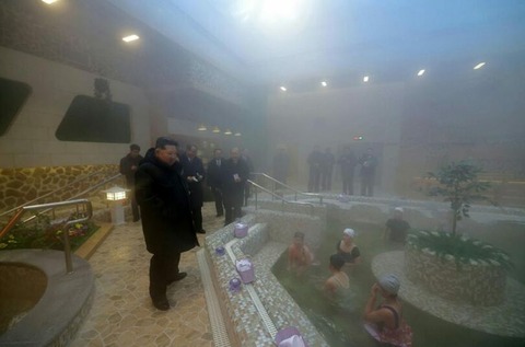 【北朝鮮】金正恩総書記、コートと革靴で「女湯」視察…ぎこちない住民、緊張の湯けむり