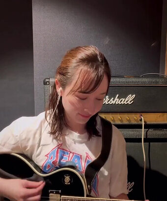 宇賀神メグアナ　ギターに巨乳を乗せながら弾く！！【GIF動画あり】