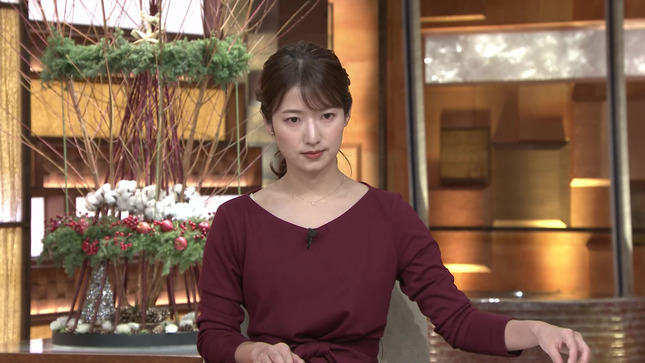 安藤萌々アナ　机の下の▼ゾーン ＆ はみ出す肩紐！！【GIF動画あり】