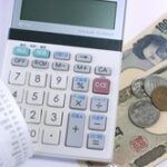 夫「はい今月のお給料（30万）」妻「いつもご苦労さま。これお小遣いね（1万5000円）」