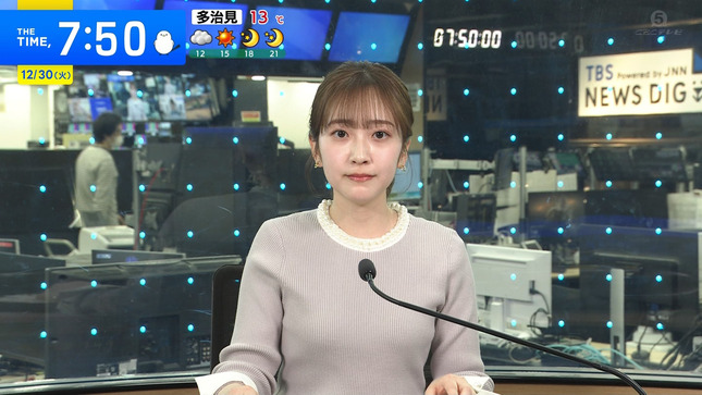 南後杏子アナ　ニットで胸元強調！！