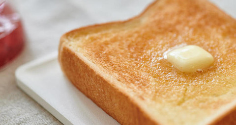 （ヽ´ん`）「朝食はピーナッツバタートーストの上にプロテインを粉のまま乗せたもの」