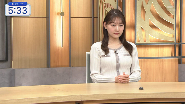 森山みなみアナ　ピタピタのニットで胸を強調！！