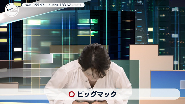 竹﨑由佳アナ　お詫びをして谷間チラ！！