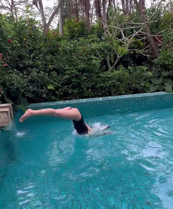 岡副麻希アナ　水着でプールに飛び込むお尻！！【GIF動画あり】