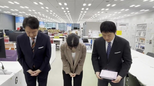 中原みなみアナ　谷間が2回見えてしまう！！【GIF動画あり】