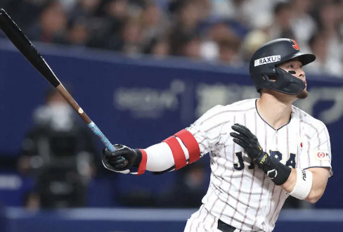 【朗報】佐藤輝明、HR後に大谷とハイタッチ→大谷爆笑