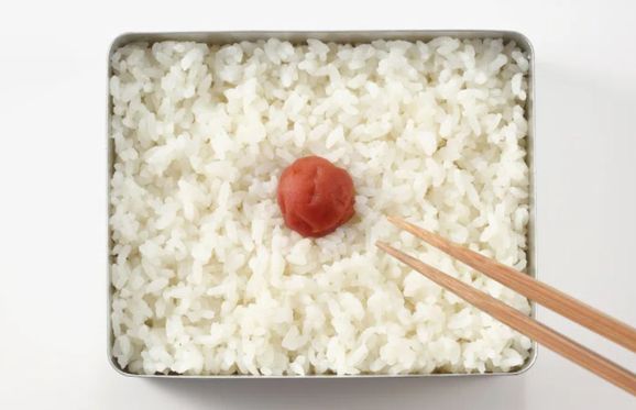 警察「いま、日の丸弁当に箸入れましたね？国旗毀損罪で逮捕します。」