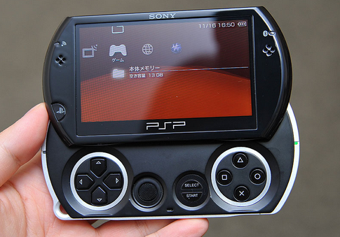 ソニーの携帯ゲーム機って、要するに豚への殺戮の始まりを告げる恐ろしい暗号だよね
