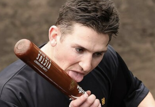 新助っ人・ディベイニーさん、バットをペロペロしてしまう