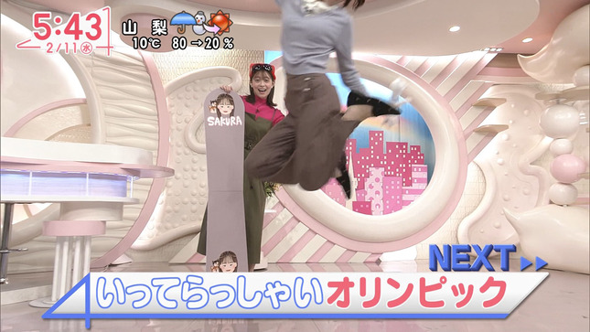 山本里咲アナ　飛び跳ねて胸がくっきり！！