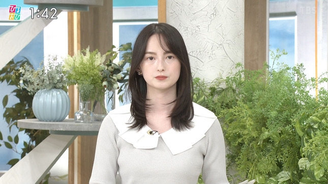 山本恵里伽アナ　ニットで胸元強調！！