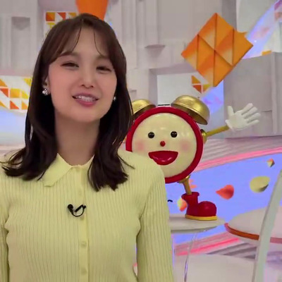 井上清華アナ　セクシーニットで胸元強調エクササイズ！！【GIF動画あり】