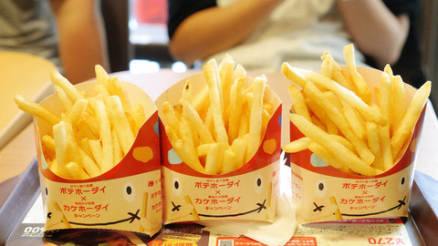 【なんJ】( ヽ´ん`)「ポテトのLとMをよく聞き間違えられるからジェスチャーで伝えてる」