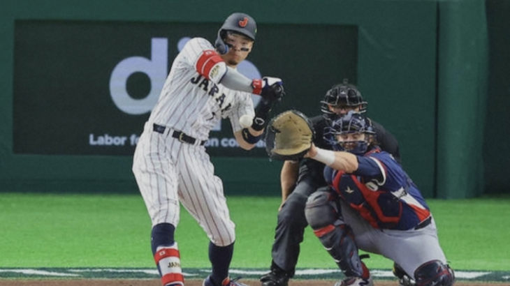 佐藤輝明、肘あたりに死球　怪我の心配はない模様