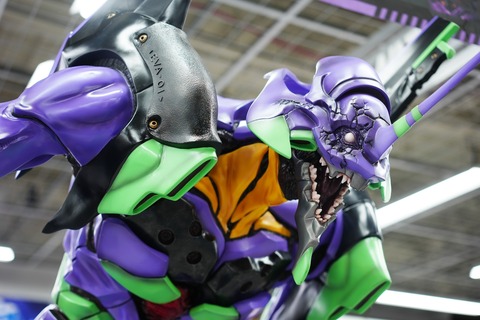 【画像】ヨドバシ梅田に173万円の巨大エヴァ初号機登場 こういうの自宅に飾れる男になりたいよな