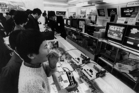 【悲報】昭和生まれさん、ファミコンとかスーファミとかいうゴミ箱で遊んでいた