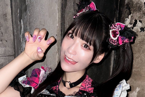 【悲報】アイドルさん、例の話題のゲームがやりたすぎてライブを抜け出す