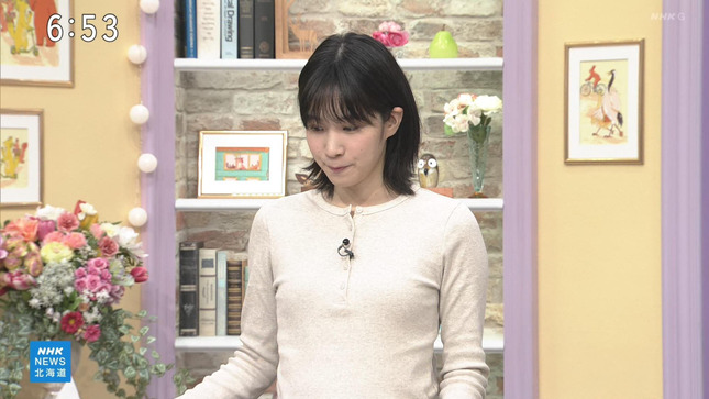 松本真季アナ　ピチピチのニットで胸元くっきり！！