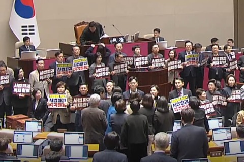 韓国･事実上の「四審制」に ⇒ 憲法違反の法律を通す独裁国家。