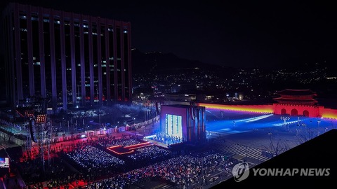 【盛りすぎ韓国】BTSが光化門広場で公演　約4万人が歓声(予想は26万人)