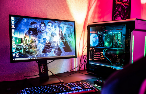 やべえ、ピカピカさせてゲーミングPC完成させて満足したらニヤニヤ眺めてるだけになってしまった