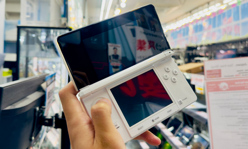 【悲報】中古屋ゲーム屋、未使用品の3DSを素手で持って炎上
