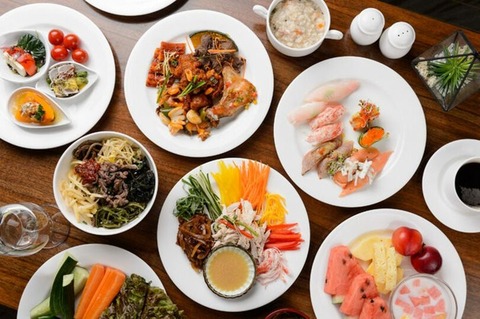 【韓国】 床に食材散乱、ソースにカビ、食洗機で肉解凍、喫煙調理…ビュッフェで深刻な衛生問題